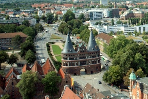 Unser Ratgeber verrät Ihnen, wo die festen Blitzer in Lübeck stehen.