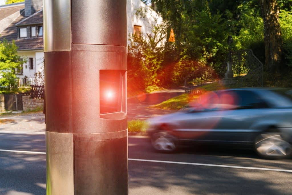 Feste oder teilstationäre Blitzer stehen in Ulm auf der B10.