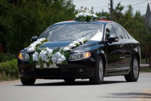 Blumenschmuck am Auto: Unterwegs zur Hochzeit darf dieser nicht verrutschen oder abfallen.