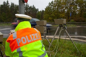 Mitunter informiert die Polizei in Bremerhaven über mobile Blitzer.