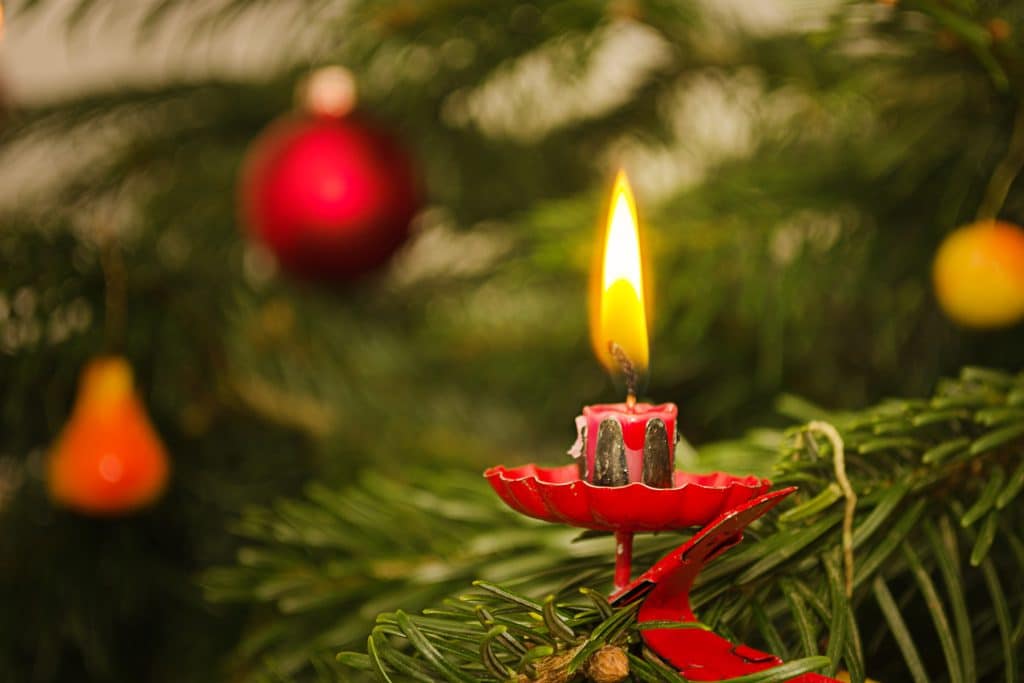 Ein brennender Weihnachtsbaum hat oft eine unbeaufsichtigte Kerze als Auslöser.