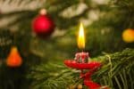Ein brennender Weihnachtsbaum hat oft eine unbeaufsichtigte Kerze als Auslöser.