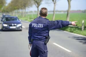 Sie sollten den BTM-Ausweis bei einer Verkehrskontrolle vorzeigen.