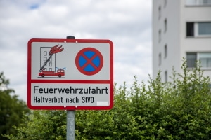 Die vom Bundesrat beschlossene StVO-Novelle sieht ein höheres Bußgeld für das Parken in einer Feuerwehrzufahrt vor.