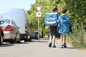 Besonders auf Kinder, sollten Sie beim Überholen von Bussen achten. 