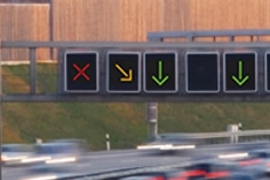 Bußgeld bei Missachtung: Rote gekreuzte Schrägbalken sind zu beachten, um die Verkehrssicherheit zu gewährleisten.