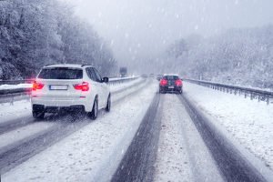 Ein Bußgeld im Winter droht nicht nur bei falschem Fahrverhalten.