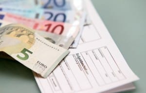 Bei einer Geschwindigkeitsüberschreitung teilt sich das Bußgeld in: innerorts und außerorts