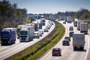 Verkehrsverstoß auf der Autobahn: Das Bußgeld bestimmt im Saarland der bundeseinheitliche Tatbestandskatalog.