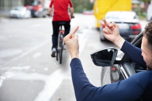 Kein Bußgeld: Überholen im Kreuzungsbereich ist auch Radfahrern erlaubt.