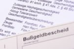 Formfehler im Bußgeldbescheid können einen Einspruch gegen diesen begründen.