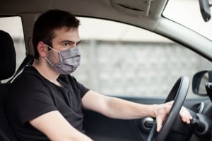 Bußgeldkatalog 2022: Masken könnten im Verbandskasten künftig Pflicht sein.