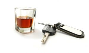 Alkohol am Steuer ist mit hohen Strafen im Bußgeldkatalog bedacht.