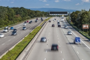 Sanktionen gemäß Bußgeldkatalog: Wer in Brandenburg auf der Autobahn zu schnell unterwegs ist, dem droht ggf. ein Fahrverbot.