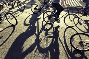 Ein PKW fährt neben einem Fahrrad-Schutzstreifen in Hamburg –   - Mobilität in Szene gesetzt