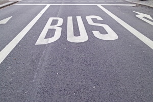 Viele Fahrer fragen sich, ob sie an einem Bussonderstreifen überholen dürfen.
