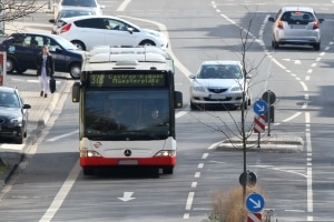 Busspur: Regeln auf Bussonderstreifen - Bußgeldkatalog 2020