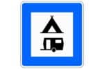 Ein solches Camping-Schild weist auf einen nahegelegenen Wohnmobilstellplatz hin.