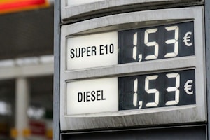 Der CO²-Preis steigt gemäß Verkehrsrecht. 2026 könnten sich die Spritpreise erhöhen.