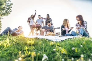 Corona-Bußgeldkatalog für Hamburg: Grillen und feiern im Park wird teuer.