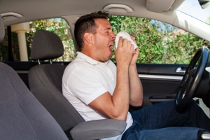 Das gilt nicht nur in Bezug auf den Coronavirus: Wenn Sie krank Auto fahren, steigt das Unfallrisiko.
