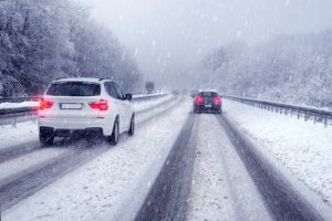 In Dänemark auf der Autobahn ist die Geschwindigkeit gerade bei Schnee und Glatteis besonders zu drosseln.