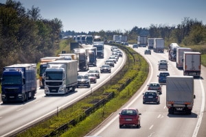 Dänische Verkehrsschilder unter schieden sich z. B. auf der Autobahn nur minimal von den deutschen.