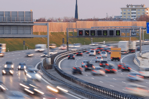 Besonders oft sind Dauerlichtzeichen auf einer Autobahn mit hohem Verkehrsaufkommen zu finden.