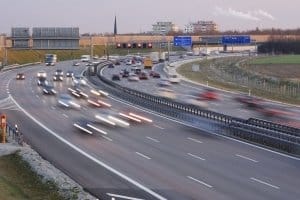 In der Debatte zum Tempolimit geht es um Klimaschutz, Verkehrssicherheit und Interessen der Automobilindustrie.