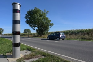 Verfügt der Poliscan Speed über vier schwarze Streifen, kann der Doppelblitzer ein Motorrad beim Tempoverstoß von hinten fotografieren.