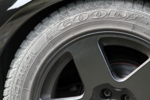 DOT-Nummer: Das Reifenalter können Sie auf der Reifenflanke ablesen.