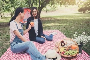 Ein einfaches kaltes Picknick ist unbedenklich. Wer hingegen draußen grillen will muss prüfen, ob im Park gegrillt werden darf.