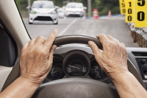 Dürfen Demenzkranke beim Autofahren noch selbst das Steuer in der Hand halten?