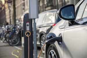 Der durchschnittliche Verbrauch eines Elektroautos wird pro 100 km in Kilowattstunden (kW/h) angegeben.