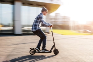 E-Scooter fahren: Auf dem Radweg ist dies erlaubt, der Bürgersteig darf hingegen nicht genutzt werden.