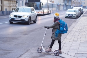 E-Scooter-Fahrverbot für Kinder? Aktuell ist eine Altersfreigabe ab 12 bzw. 14 Jahren geplant.