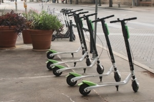 E-Scooter-Fahrverbot auf Gehwegen: Die Roller werden nun doch von den Bürgersteigen verbannt.