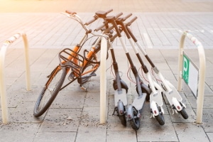 E-Scooter sind nicht nur umweltschädlich. Achtlos irgendwo abgestellt, behindern sie oft Fußgänger und Radfahrer.