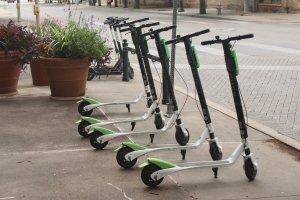 E-Scooter-Zulassung: Werden die Gehwege bald zugestellt?