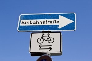 Sie dürfen eine Einbahnstraße mit dem Fahrrad in beide Richtungen befahren, wenn ein entsprechendes Zusatzschild dies erlaubt.