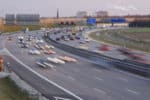 Der Einfädelungsstreifen wird zur Auffahrt auf die Autobahn genutzt.