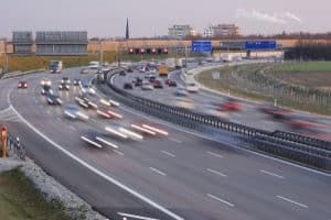 Der Einfädelungsstreifen wird zur Auffahrt auf die Autobahn genutzt.