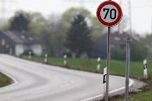 Die Einhaltung der Höchstgeschwindigkeit auf der Landstraße dient der Verkehrssicherheit.