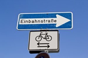 So sieht das entsprechende Schild aus, wenn auf der Einbahnstraße Fahrräder freigegeben sind.