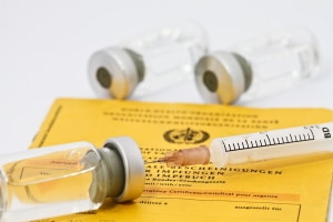 Eirichtungsbezogene Impfpflicht missachtet: Ein Bußgeld von bis zu 2.500 Euro kann festgelegt werden.