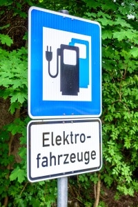 Elektor-Parkplatz: Ein Schild weist den Standort der Ladesäule aus.