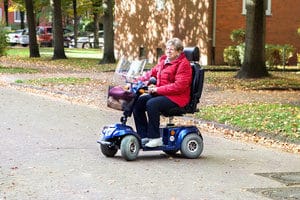Ein Elektromobil für Gehbehinderte erleichtert die Fortbewegung.
