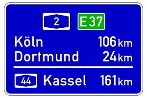 Auf Autobahnen in Deutschland wird eine Europastraße auf dem Schild für die Entfernungshinweise angegeben.