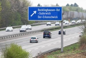 Sowohl Bundes- und Landstraßen als auch Autobahnen können als Europastraßen in Deutschland ausgewiesen sein.