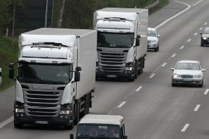 Der LKW-Fahrer muss vor Fahrtantritt die Ladung prüfen 